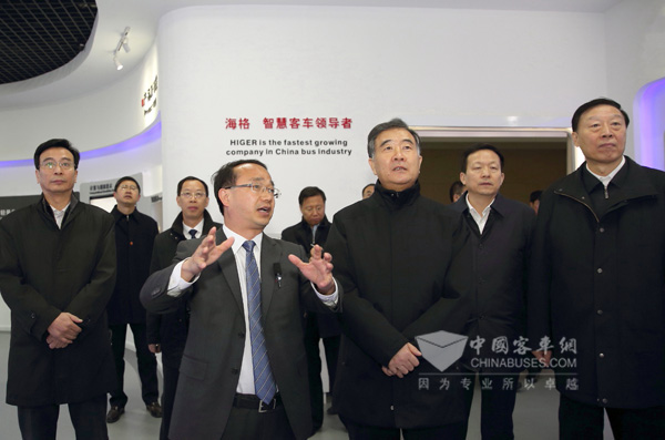 海格客車總經(jīng)理吳文文向副總理汪洋、江蘇省委書記羅志軍（前排右一）、蘇州市委書記周乃翔（后排右一）等領導介紹海格新能源客車在保加利亞首都索菲亞實時運行情況