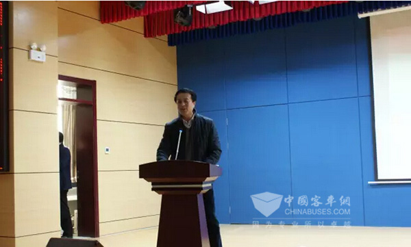 中通客車總經理孫慶民在儀式上致辭