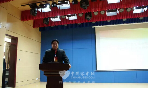 山東省城市公共交通協會理事長薛興海發(fā)言