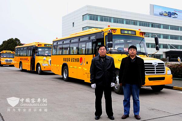 路彬(右一)與海格KLQ6106校車在一起