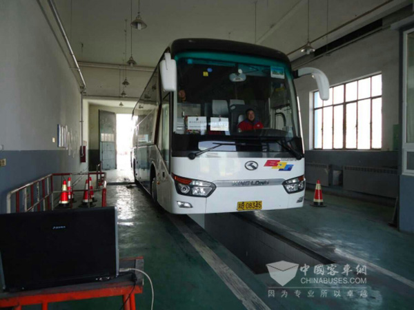 正在檢測線上等待“體檢”的金龍客車