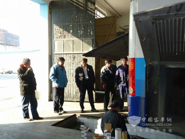 服務保障小組對上會車輛進行檢測
