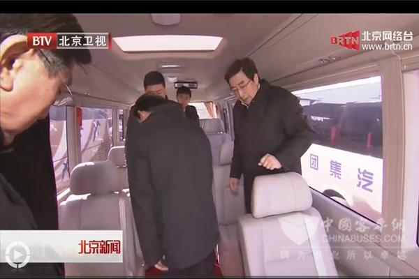 郭金龍登宇通T7進行體驗
