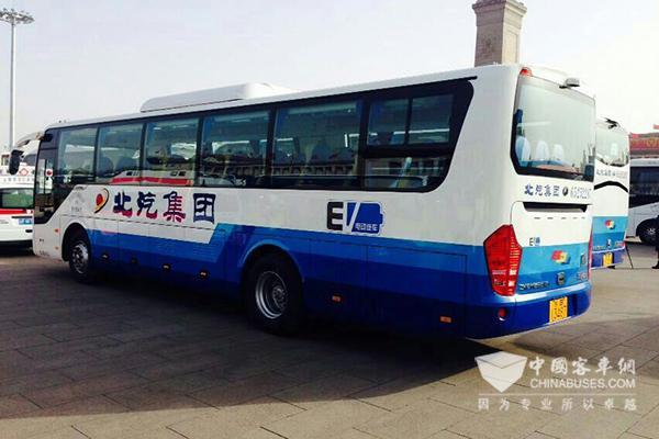 兩會會場前停靠的宇通E10純電動客車