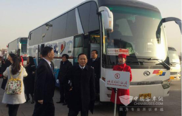 全國兩會(huì)代表搭乘金龍客車參會(huì)