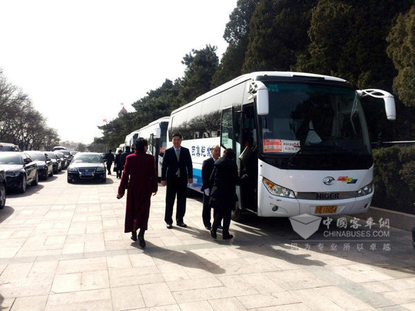 海格車隊工作人員正在迎接代表們上車