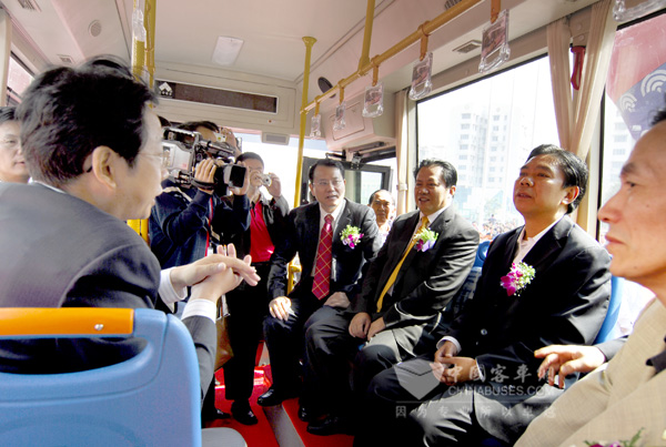 2008年各級領導參加中車時代電動首批車下線儀式，乘坐新能源公交