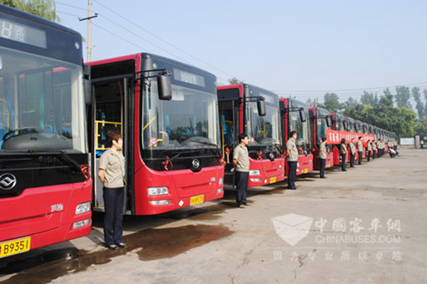 河南焦作192輛綠色環保公交車開跑