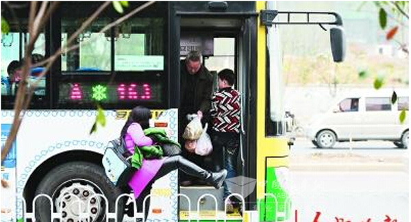 安徽合肥望江東路上現“跨欄公交站臺”