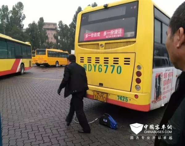 廈門集美公交使用最新檢測尾氣車為車輛“體檢”