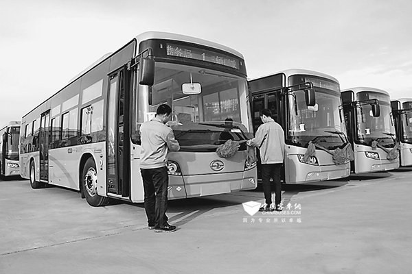 龍華汽車首批新能源公交車交付哈爾濱公交集團