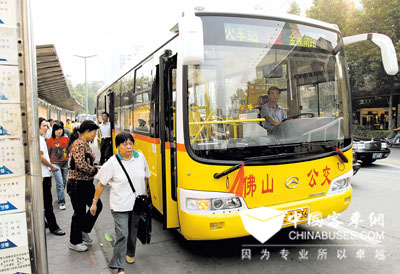 佛山公交車：流動的文明風景線