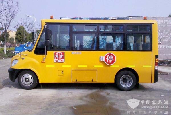 山東青島：26中將新增四條定制校車線路 區(qū)別于普通校車