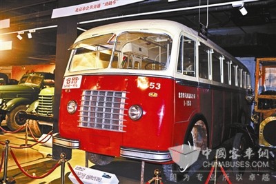 國產第一代公交“五七式”現(xiàn)身懷柔老爺車博物館