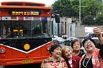 重慶：重陽節，社區空巢老人免費乘觀光巴士游渝中
