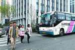 山東青島：校車客車公交車加入“禮讓斑馬線”