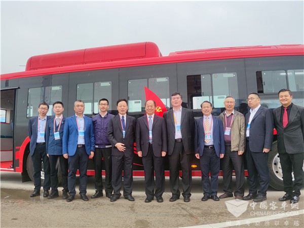 航空“硬科技”加持 我國首臺碳纖維復材地鐵巴士“金龍造”