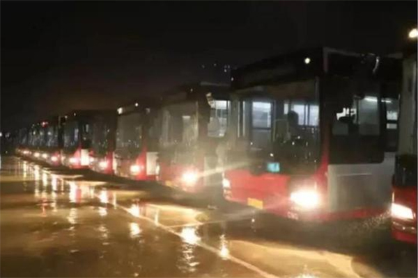 保定公交遇難關 石家莊首批100輛公交車雨夜馳援！