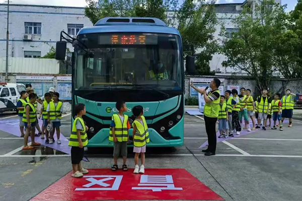 深圳市東部公交車輛再次開進社區 沉浸式體驗車輛視覺盲區