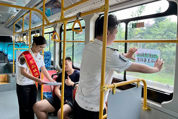 車廂內(nèi)倡導(dǎo)文明 交運(yùn)溫馨巴士引導(dǎo)市民及游客關(guān)注交通安全
