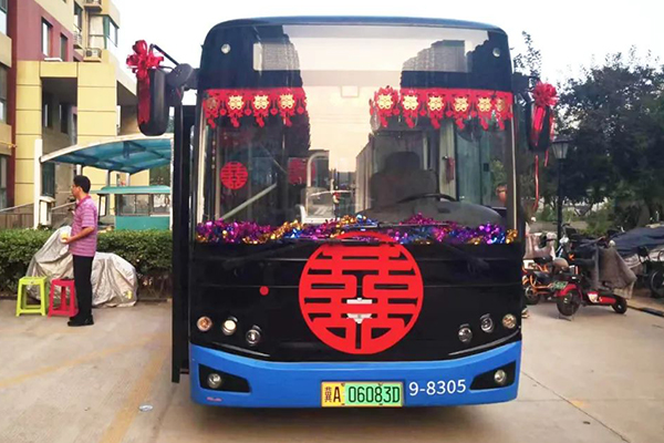 石家莊新能源公交車變“婚車” 這對(duì)新人的婚禮低碳又浪漫