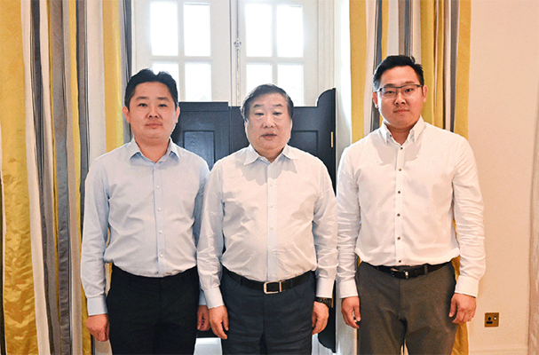 譚旭光與馬來西亞、印尼十多家濰柴經銷商座談交流