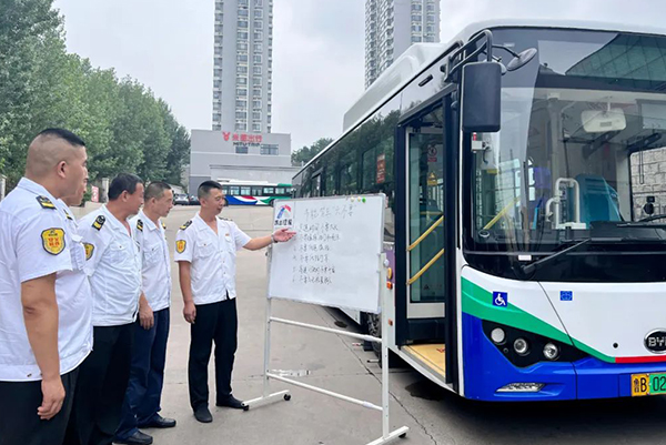 良好駕車習慣 溫馨巴士節能駕駛標兵支招節能駕車“六不要”