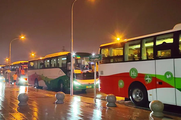 暴雨難滅熱血 國(guó)家電投氫能大巴馳援北京大興機(jī)場(chǎng)