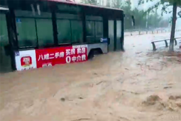盡顯責任與擔當 北京公交駕駛員洪流中兩根繩子救乘客！