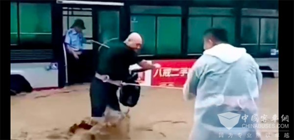 北京公交集團 門頭溝區 洪水 駕駛員 乘客