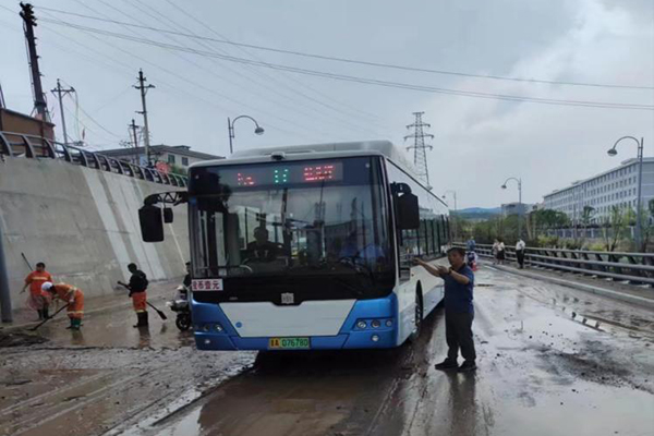 暴雨來(lái)襲及時(shí)采取應(yīng)對(duì)措施 太原公交全力保障市民安全出行