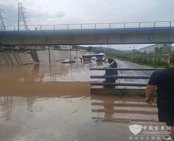 客車網 路面積水 危險點 應對措施
