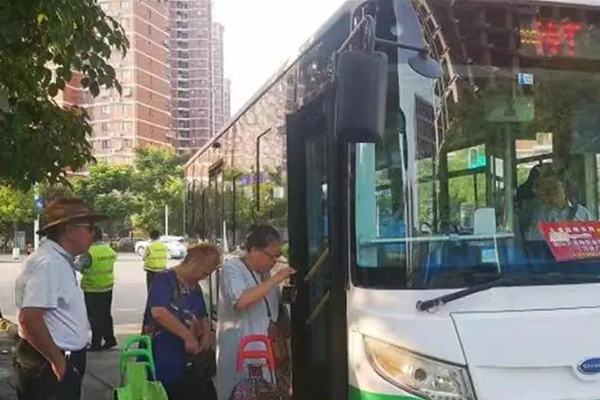 5分鐘直達(dá)地鐵站 武漢定制公交打通回家“最后一公里”