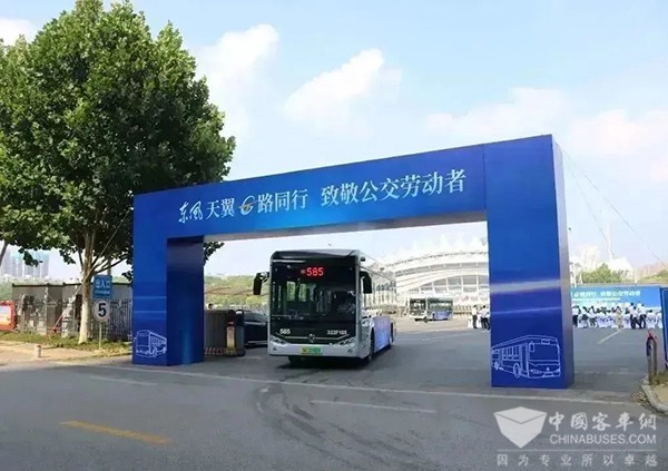 武漢公交集團 東風汽車股份 致敬 公交勞動者 公益活動