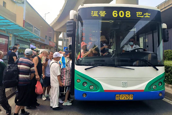 打造最具煙火氣線路 交運(yùn)溫馨巴士608路串起島城知名農(nóng)貿(mào)市場(chǎng)