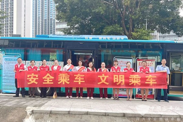 深圳市西部公汽 市民出行需求 民意車廂 進(jìn)社區(qū) 宣傳活動