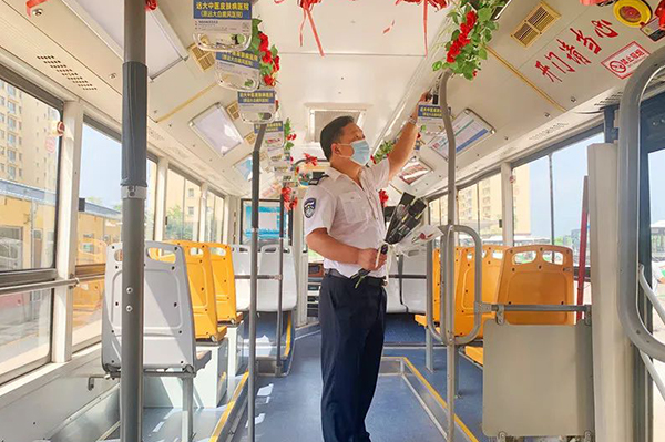 為乘客送上美好祝福 石家莊公交的七夕主題車廂不一般