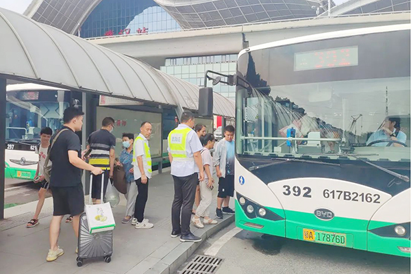 應對返校高峰到來 武漢公交集團多條線路加密車次