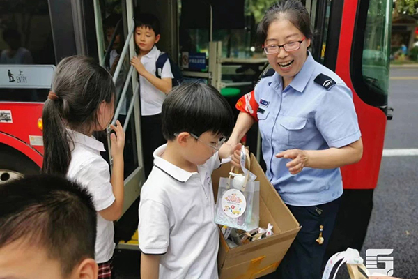 開學首周迎接新學期 杭州公交求知專線“安阿姨”這樣對孩子們