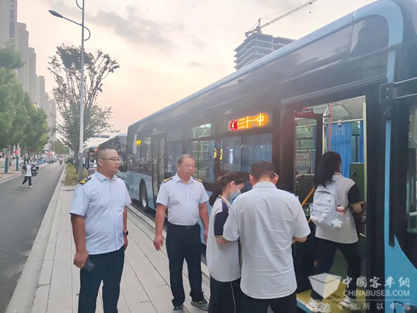 徐州公交 運(yùn)營(yíng)車(chē)輛 細(xì)致檢查 “護(hù)學(xué)”模式