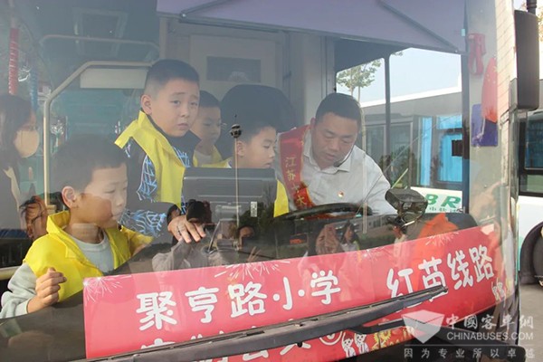 鹽城公交 小記者 走進大公交 實踐活動