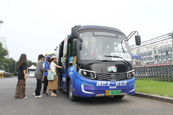 點對點靈活接駁 紹興公交讓學校里就可以乘坐接駁專線