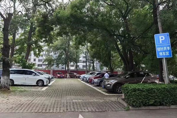 解決居民停車難 北京公交21處場站開放錯時共享停車服務