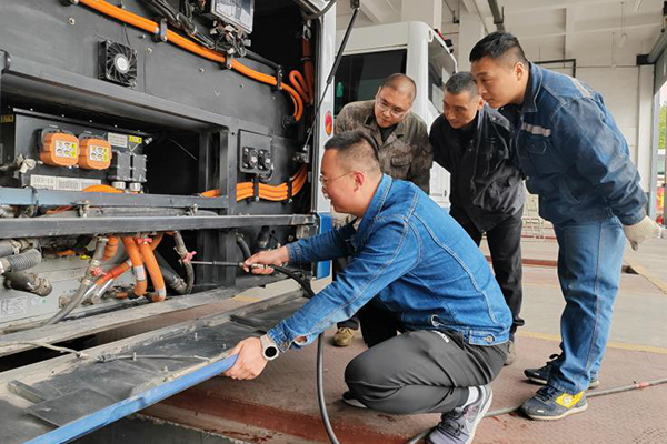 “溫暖”乘客出行路 太原公交修保車間全面開啟冬季護(hù)航模式