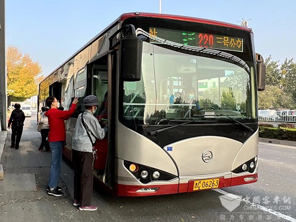 超一億人次刷敬老卡乘車 天津公交“敬老服務(wù)線路”再升級(jí)