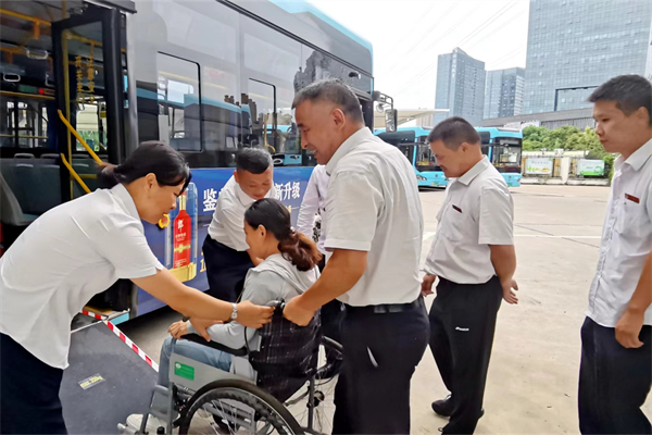 又逢重陽 公共交通如何提升老年群體的乘坐體驗