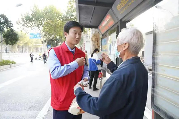 方便老年人出行 武漢公交集團為乘客自制緊急聯系卡