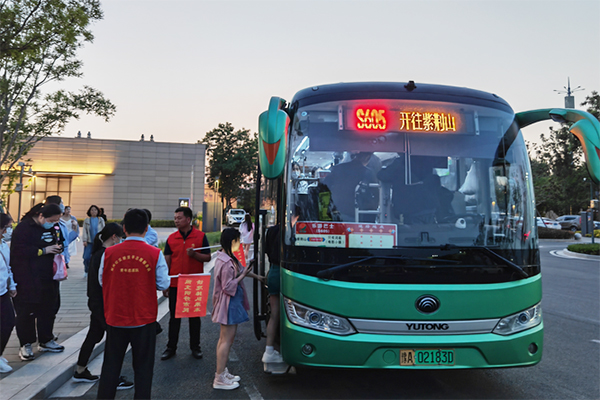 帶上家人乘公交 鄭州公交旅游專線助力暢游最美的季節