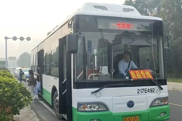 滿足企業(yè)通勤需求 武漢公交“良品專線”定制公交獲點(diǎn)贊