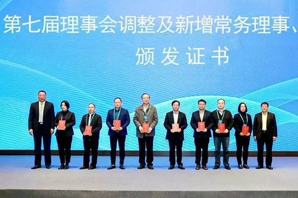 憑借行業突出貢獻 東風康明斯榮膺內燃機工業協會常務理事單位